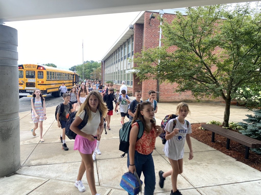 Students arriving to MMS on their first day.